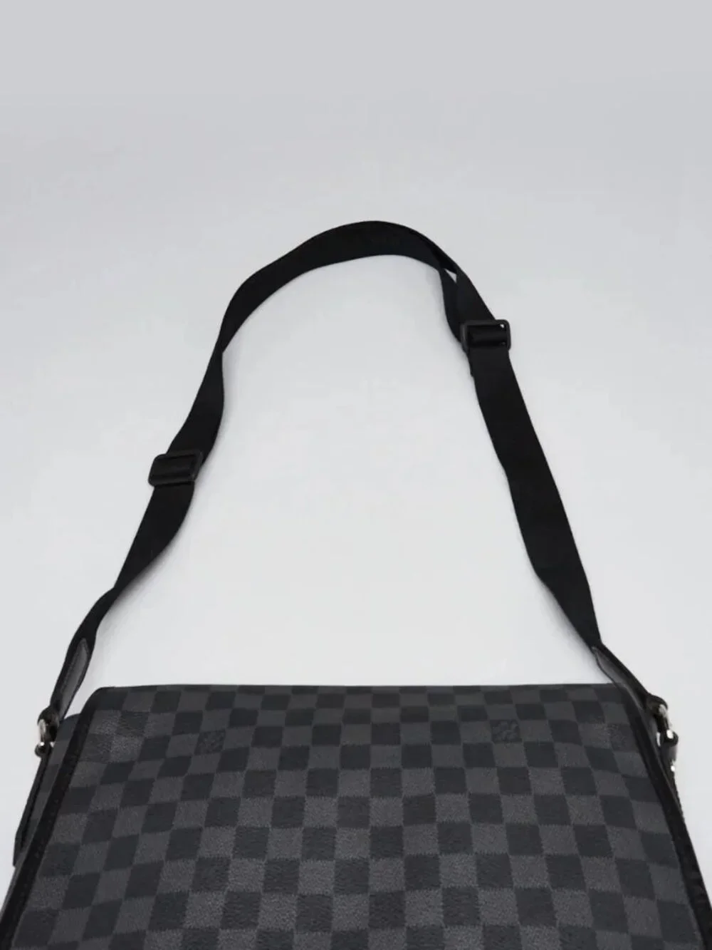 Louis Vuitton Damier Graphite Canvas Daniel MM Messenger Bag